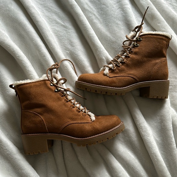 Size 8.5 lined booties - Picture 1 of 4